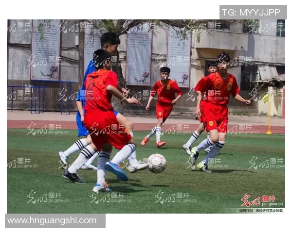 足球明星胡鑫宇：从青涩少年到绿茵场上的传奇之路